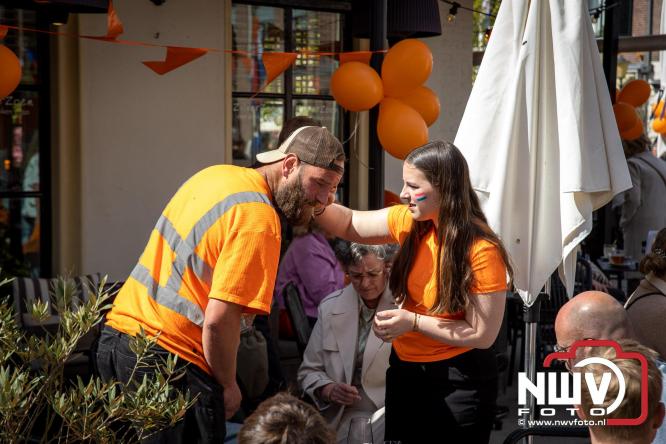 Volle terrassen, bruisende kleedjesmarkt en sportieve Wallenloop: Elburg leeft tijdens koningsdag! - &copy; NWVFoto.nl